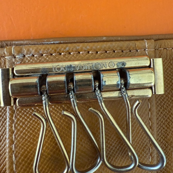 LOUIS VUITTON KEY HOLDER - Picture 4 of 5